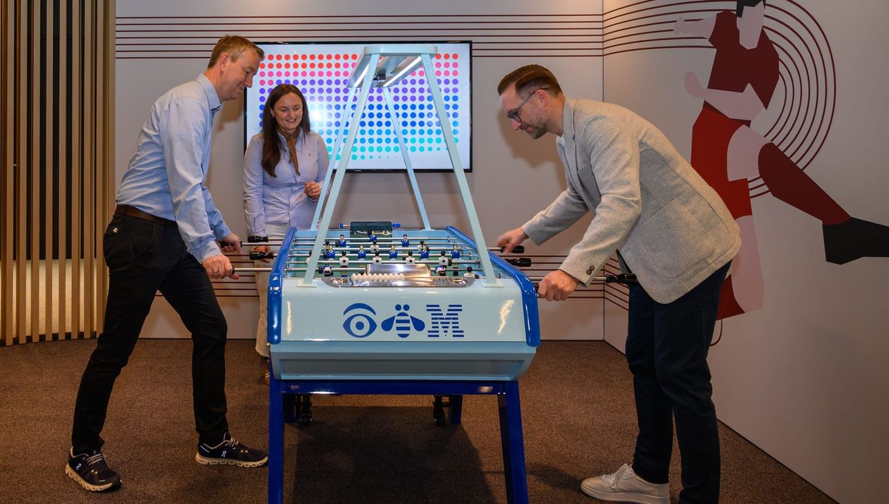 Oliver Seifried (links, Leiter des Innovation Studios), Lea Köninger (Leitern Client Engagement) und Jan Fode (Marketing-Chef IBM DACH) zeigen im IBM Innovation Studio, dass der Zugang zu Problemlösungen durchaus auch spielerisch sein kann.Bilder: Nüßle